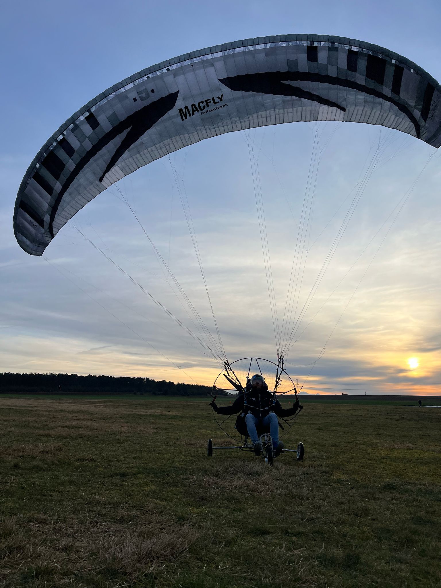 Chariot paramoteur au coucher du soleil